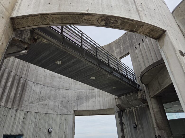 道の駅ウェーブパークなめりかわの立体的な無機質な構造