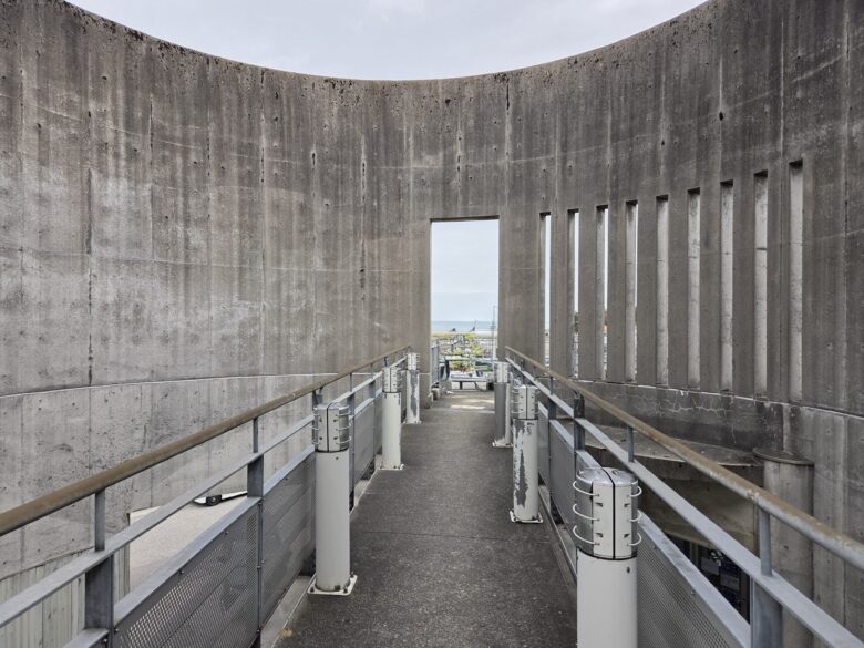 道の駅ウェーブパークなめりかわの展望台までの通路