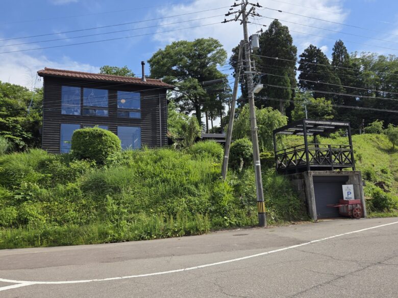 カフェ とある丘の建物