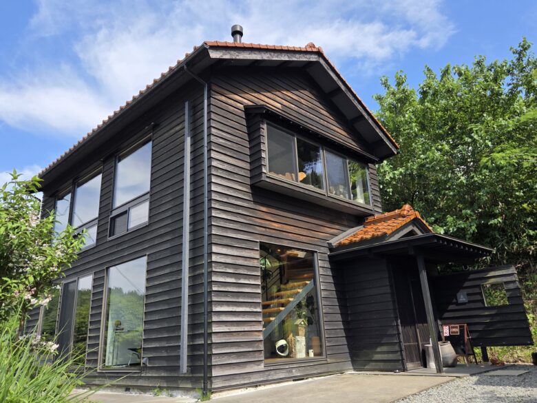 カフェ とある丘の建物