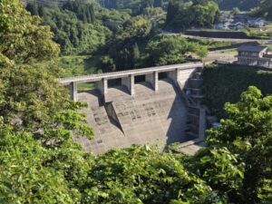 鷹の巣トンネル付近から見た辰巳ダム