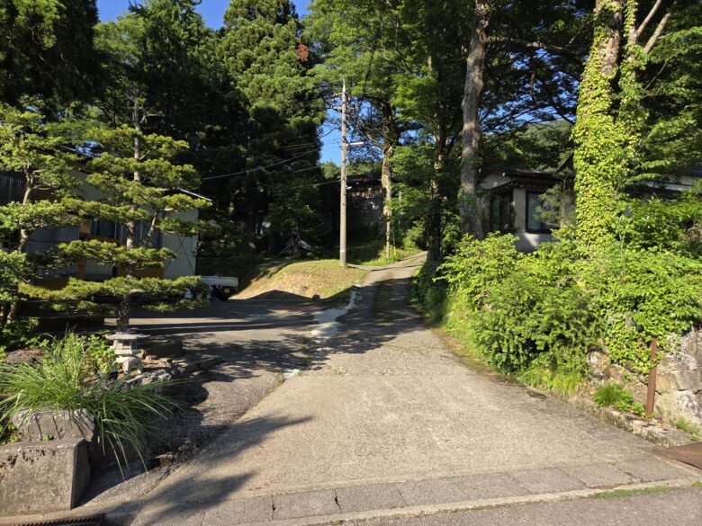 平町・千本桜の里にある散策路の入口