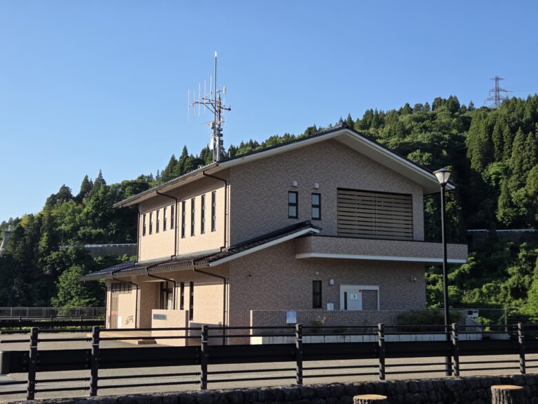 辰巳ダムの管理棟