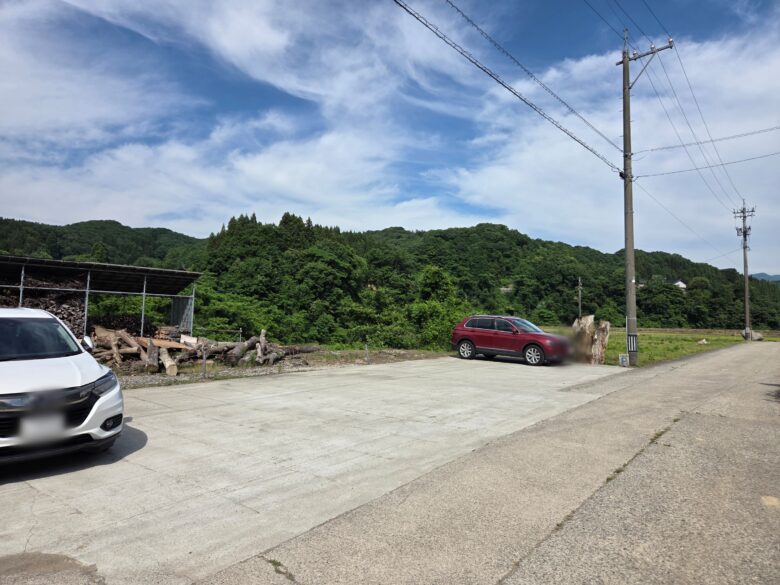 カフェ とある丘の駐車場