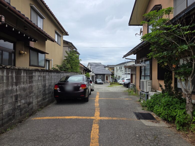 藤七の駐車場と駐車場をつなぐ通路