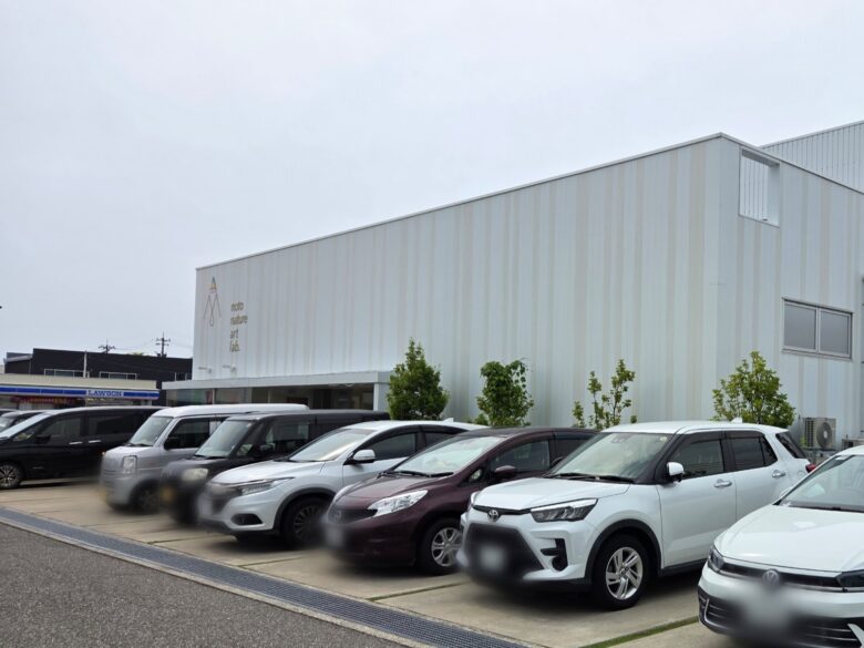 マルガーラボ野々市の駐車場とお店