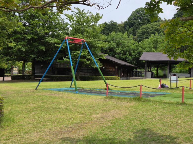 内川スポーツ広場の唯一の遊具のターザンロープ