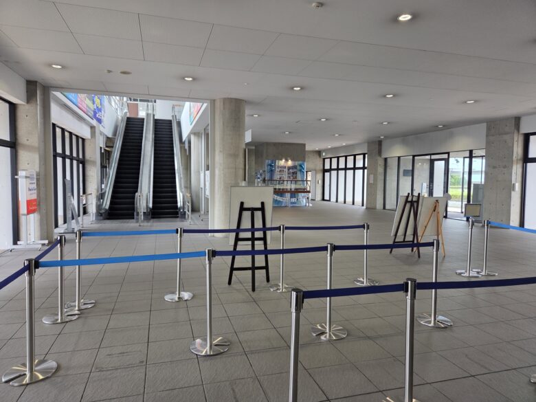 敦賀新港の館内の1階スペース
