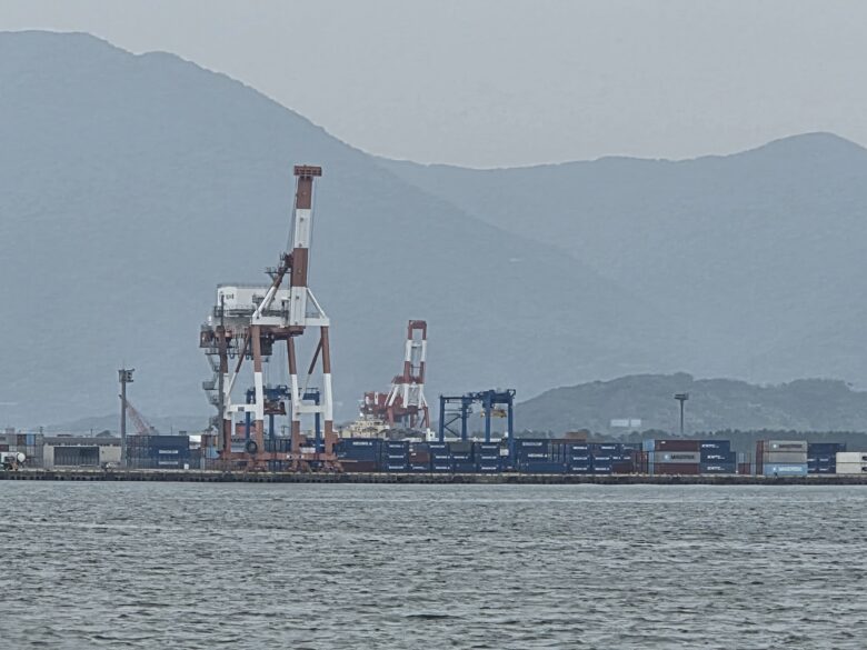 敦賀新港の対岸に見えるガントリークレーン