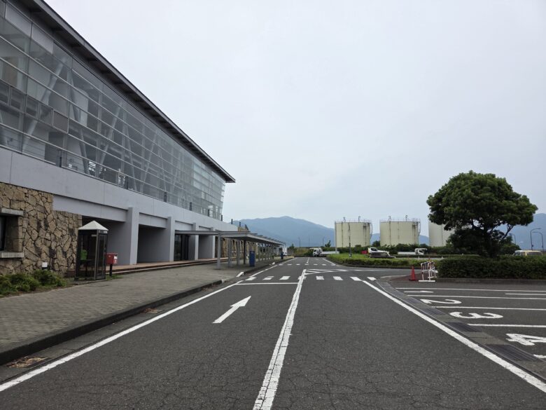 敦賀新港の新日本海フェリーの建物前