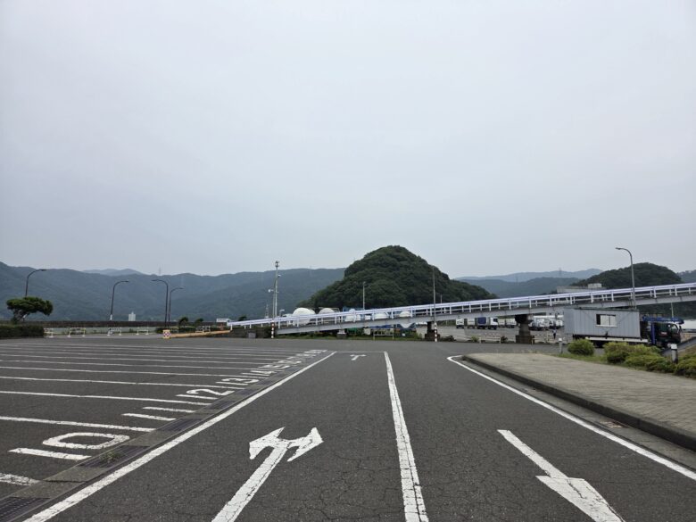 敦賀新港の新日本海フェリーの建物の周辺