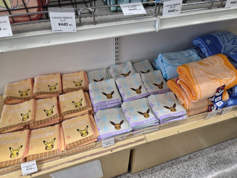 のと里山ポケモン・ウィズ・ユー空港の売店のポケモングッズ