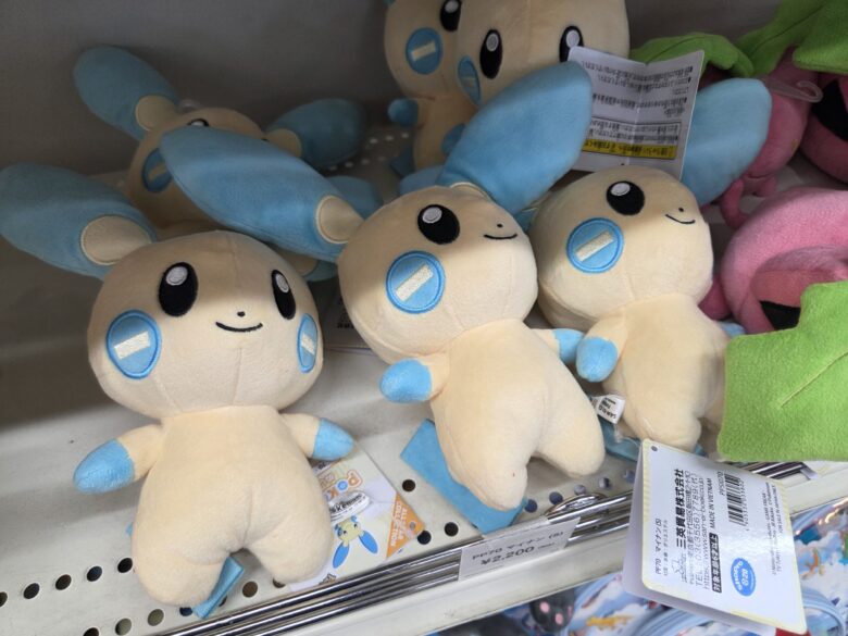 のと里山ポケモン・ウィズ・ユー空港の売店のポケモンのぬいぐるみ