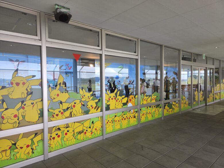 のと里山ポケモン・ウィズ・ユー空港の２階のピカチュウのイラスト