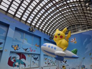 のと里山ポケモン・ウィズ・ユー空港の飛行機で旅するピカチュウ