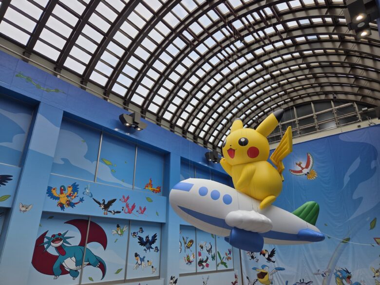 のと里山ポケモン・ウィズ・ユー空港の飛行機で旅するピカチュウ