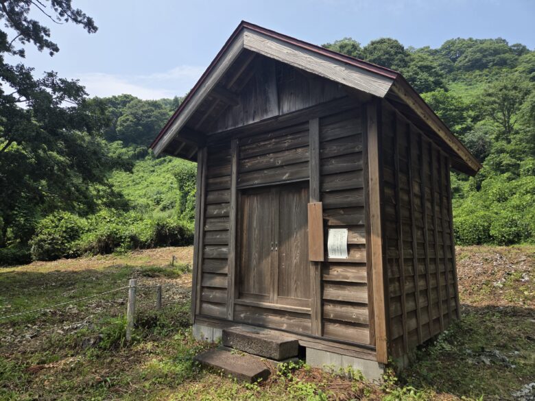 坊金の大杉のそばにある小屋