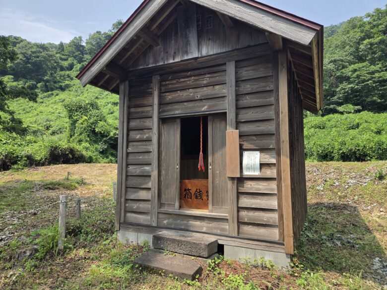 坊金の大杉のそばにある小屋