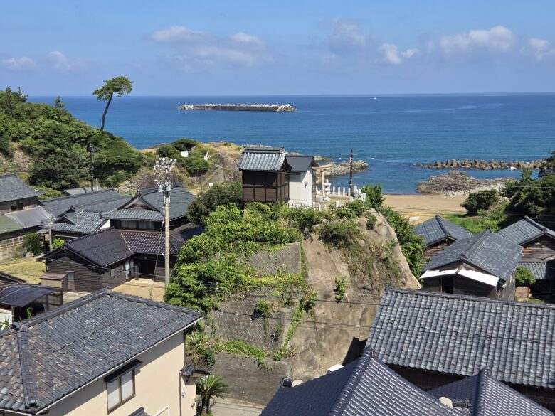 町の中に見える熊野神社