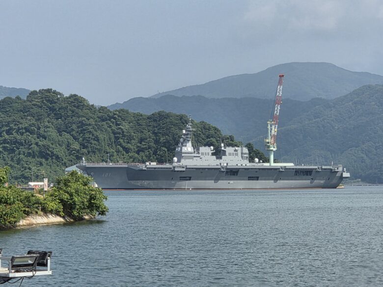 舞鶴赤れんが近くにの湾に浮かんでいた船