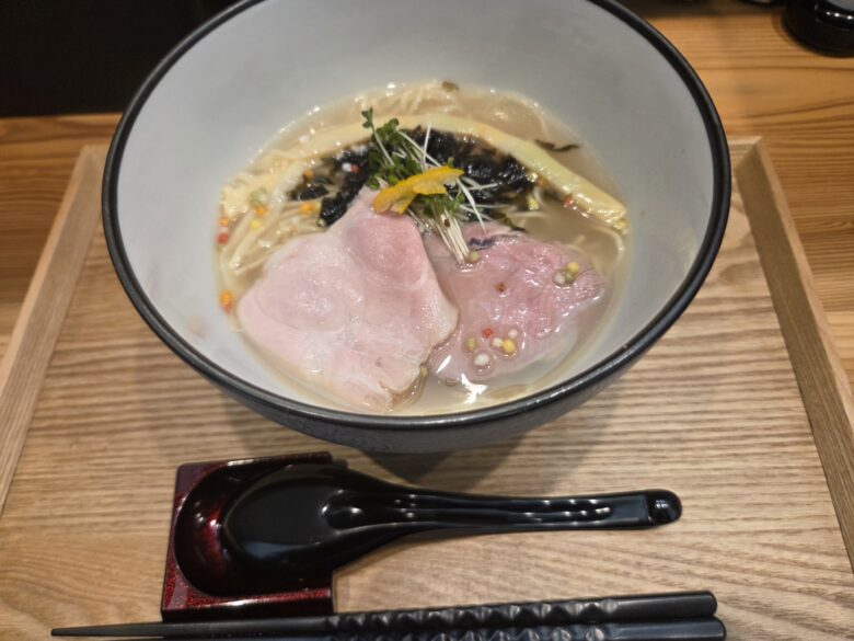 麺場かもめの器と塩ラーメン