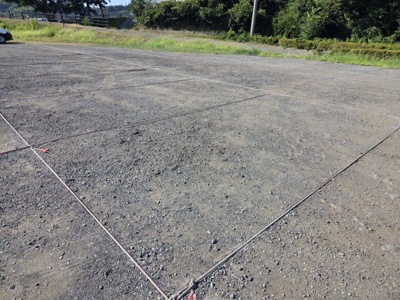 北潟多目的駐車場の駐車スペースの区切り