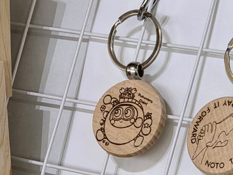 響きで繋ぐ能登と金沢・文化発信ステージの店舗で特別に製作されたプク丸ちゃんアクセサリー