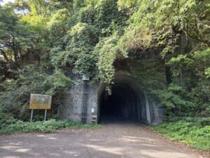 和佐谷林道トンネルの中の様子