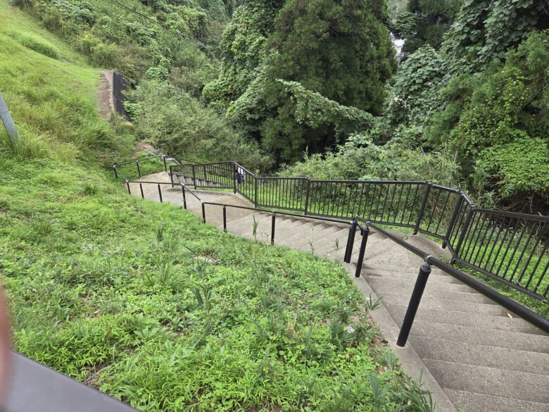 舟屋の里公園から舟屋(伊根湾)へ続く階段
