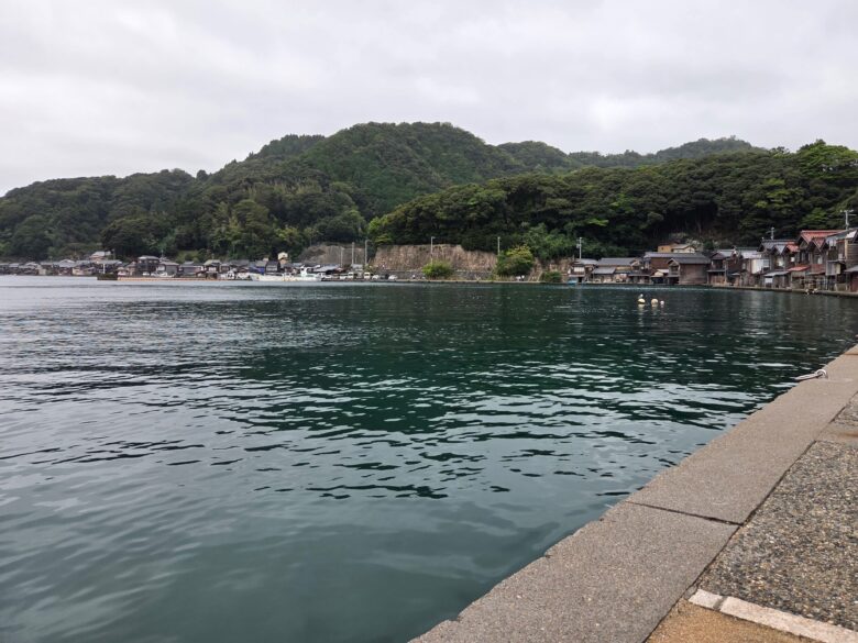 伊根湾の舟屋の水辺