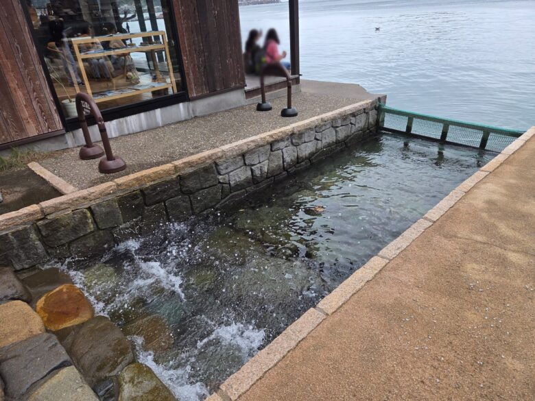 舟屋(伊根湾)の水辺